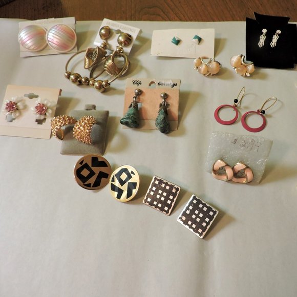 JEWELRY BUNDLE ... Over 15 pairs of pierced earrings ... Everything shown E17 - Picture 4 of 4